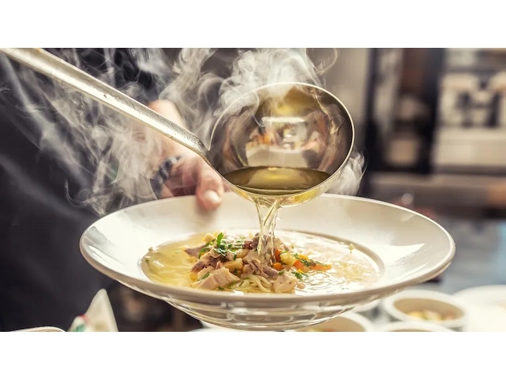 Repas chaud pour les personnes dans le besoin