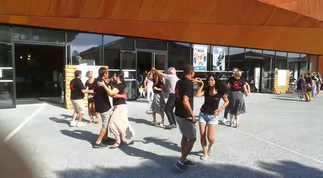 Venez danser la Salsa ou la  Bachata