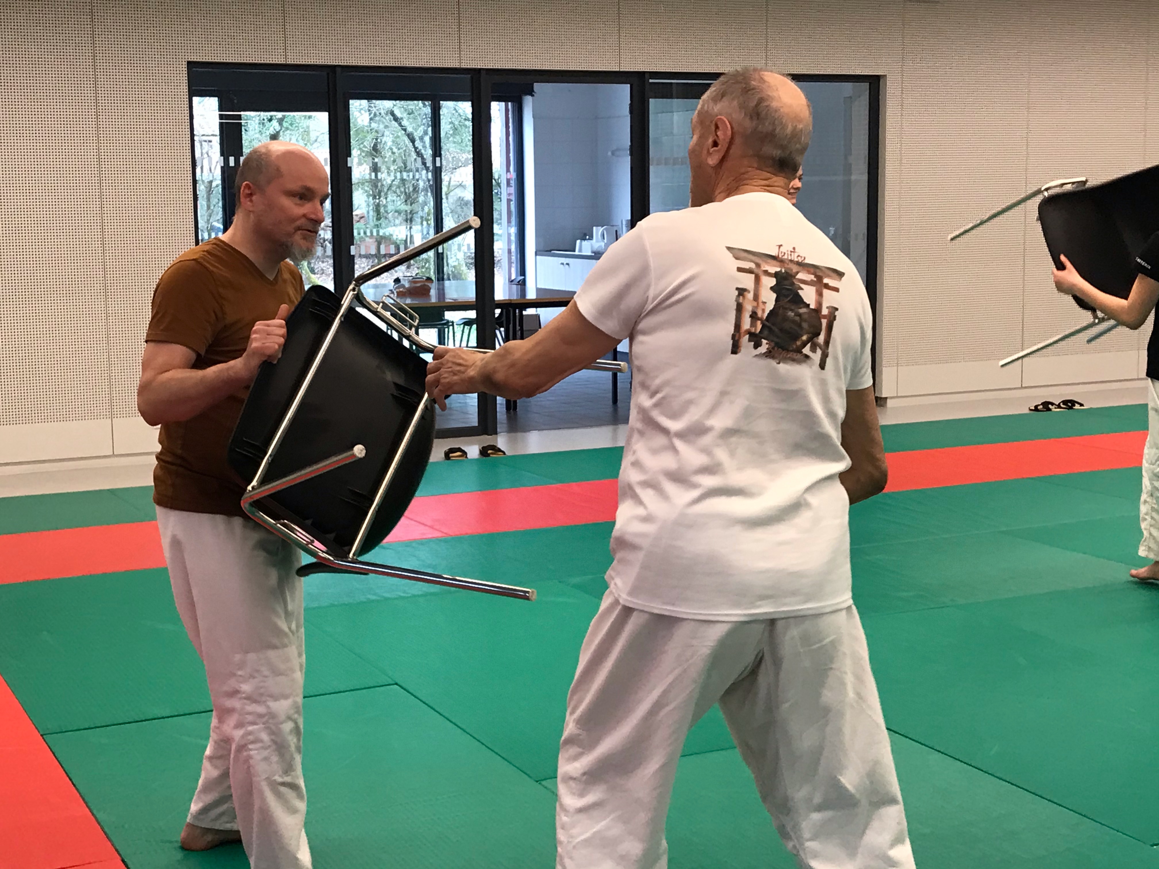 Retour sur le stage de self defense n°3 -sensibilisation autour des armes-. 