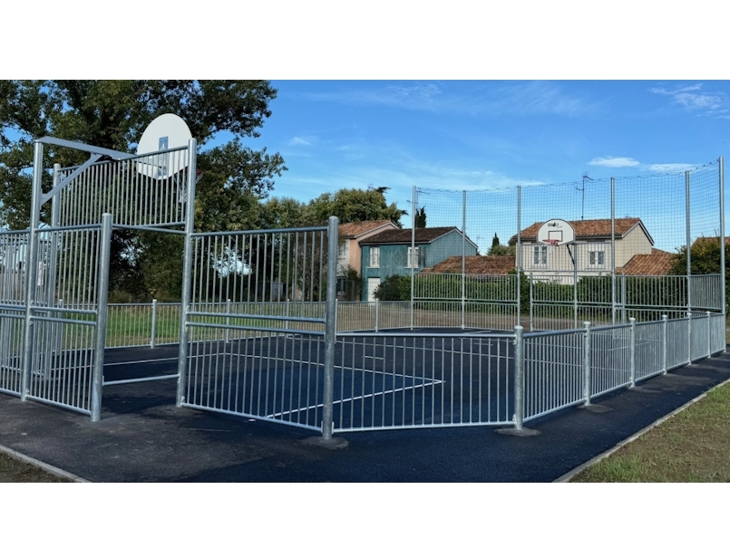  Une nouvelle aire multisports à Saint Pierre de Gaubert