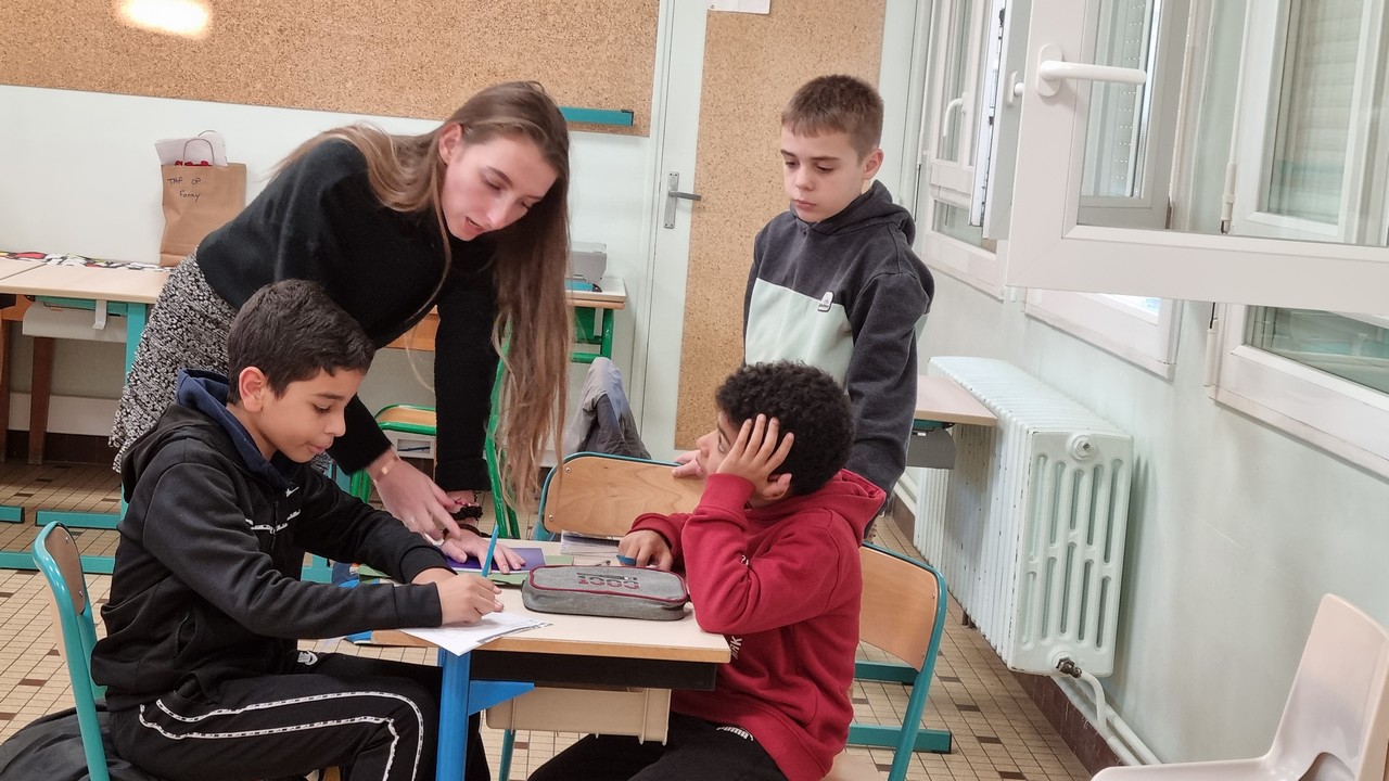 Dispositif d'aide aux devoirs