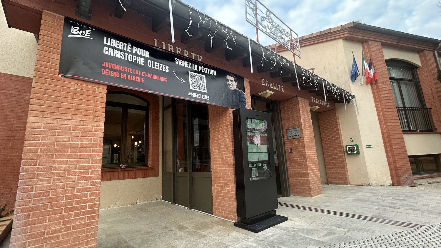 Mobilisation pour Christophe Gleizes : une banderole de soutien à l’Hôtel de Ville de Boé