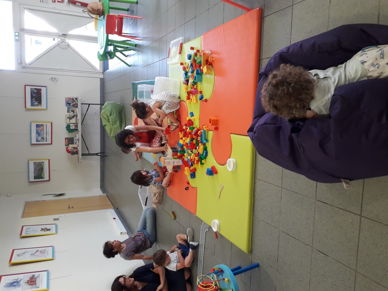 La crèche familiale visite la médiathèque ! 