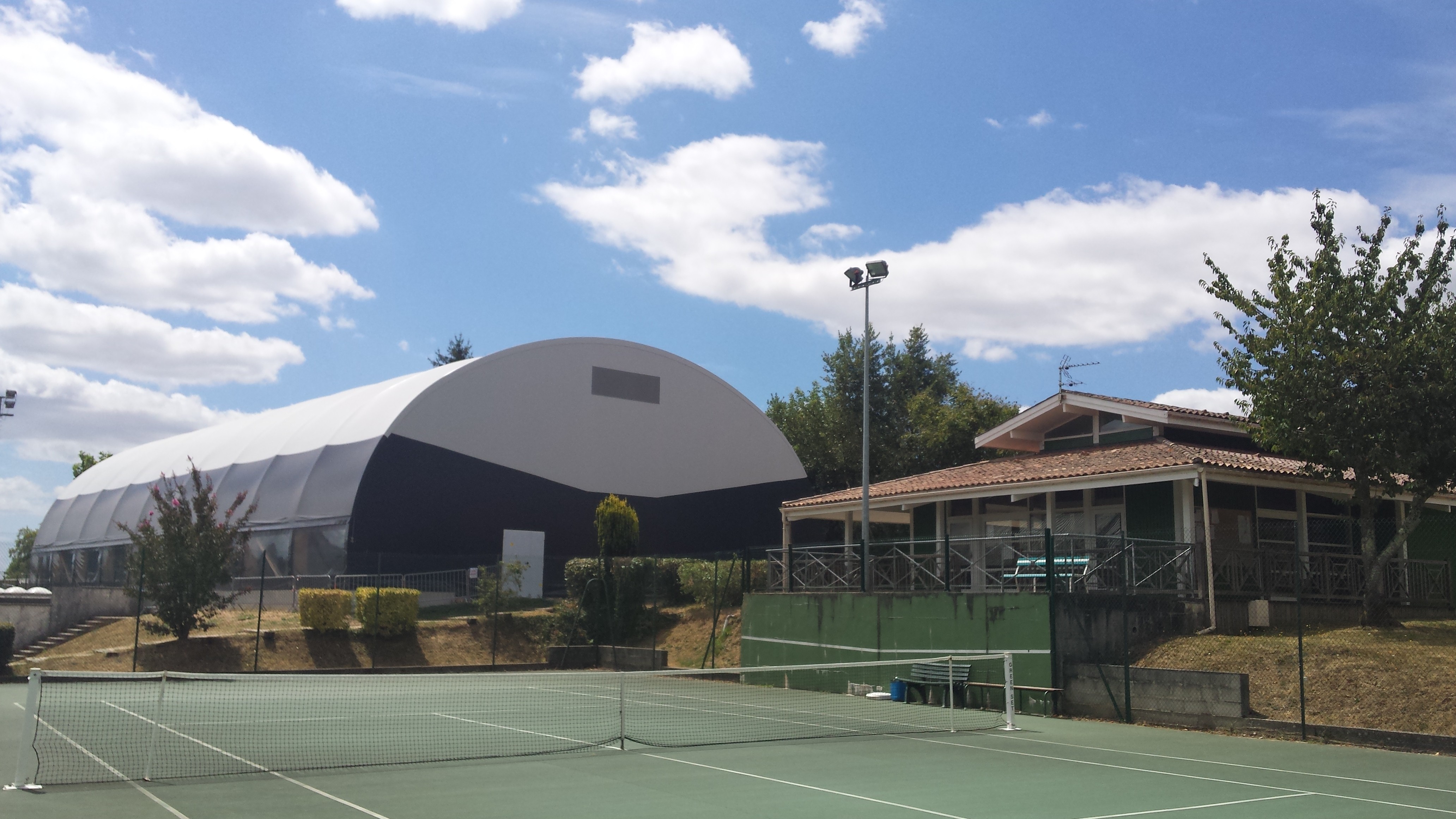 Court de tennis en terre battue couvert