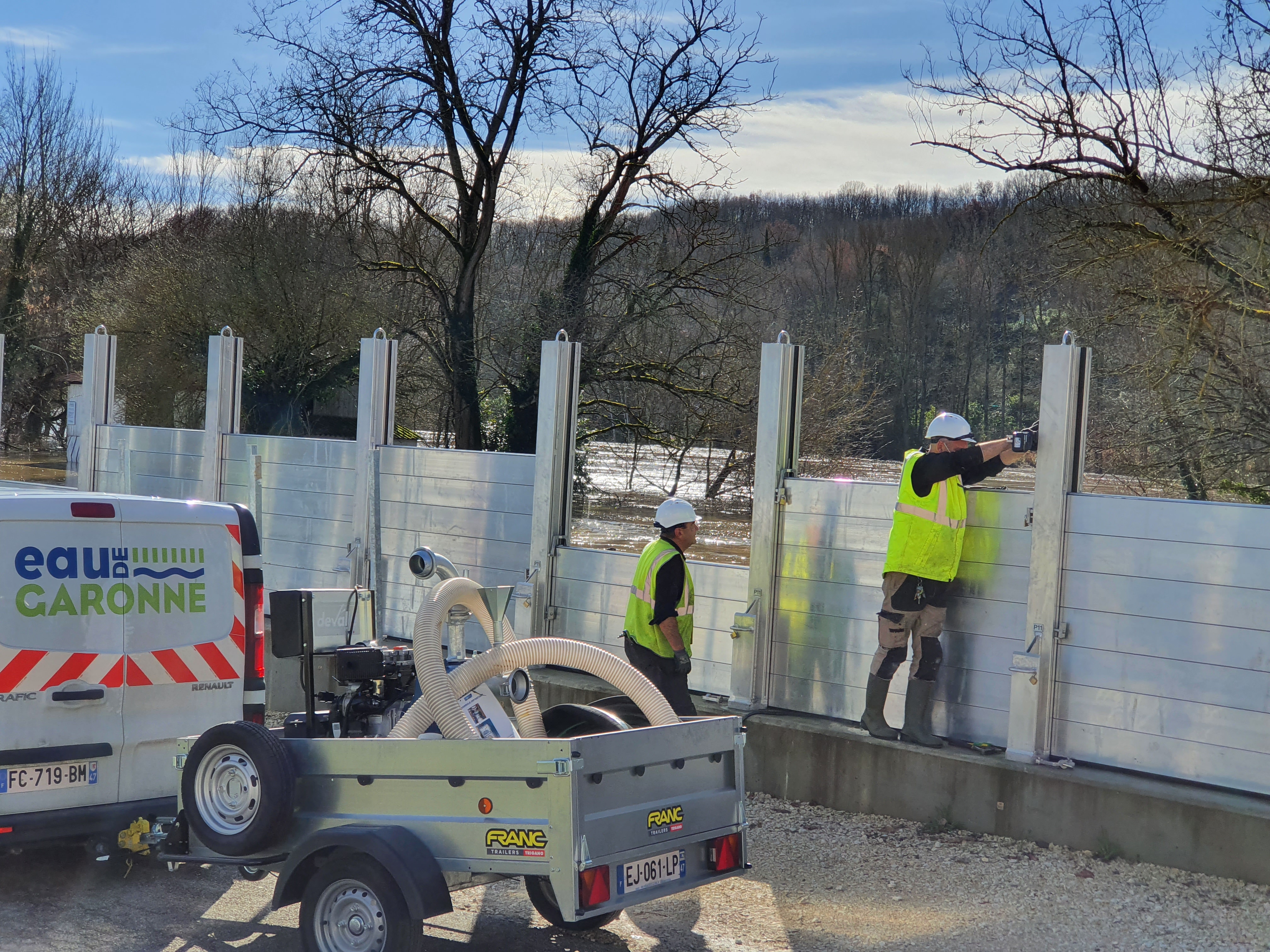 Exercice de montage de la digue de Boé Village