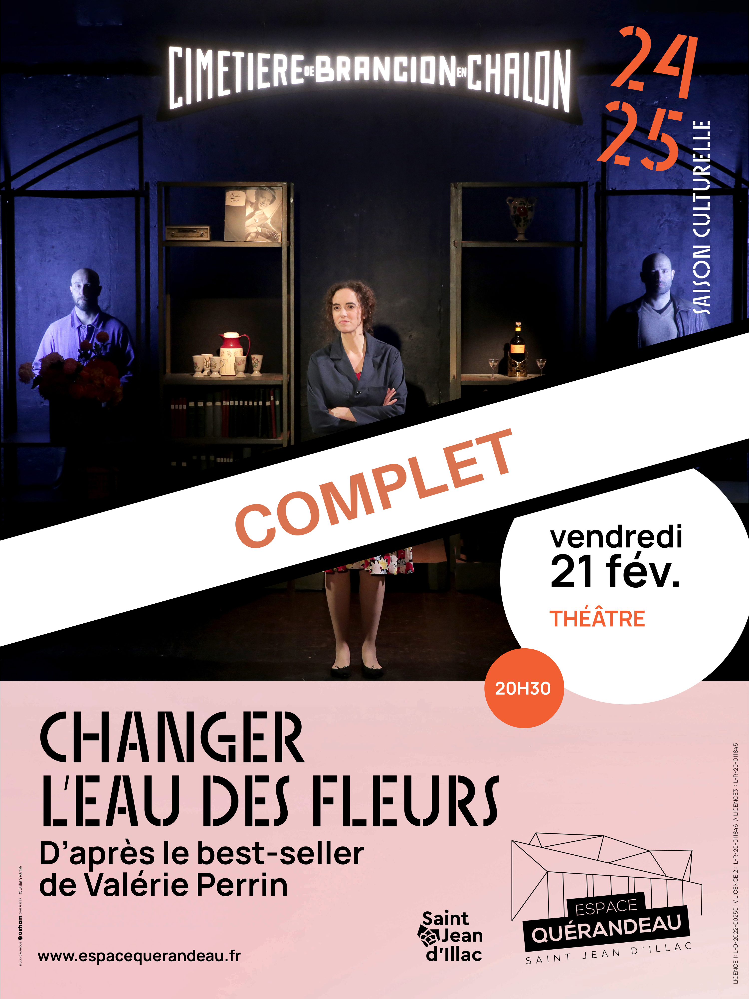 Changer l'eau des fleurs