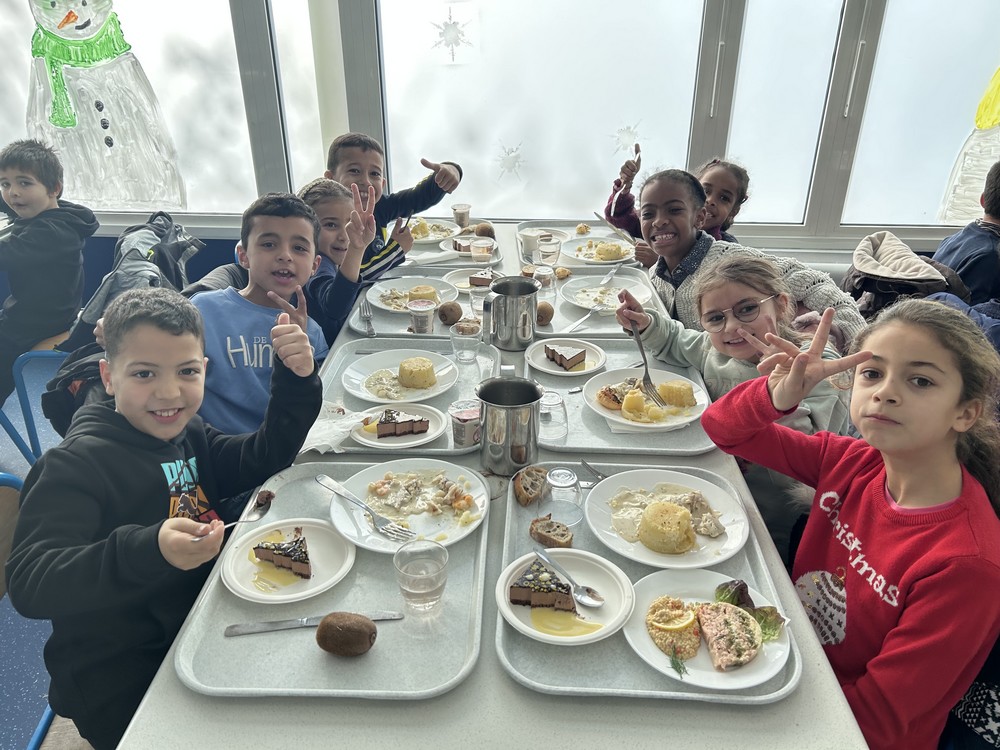 Un repas de Noël à la restauration scolaire de Boé