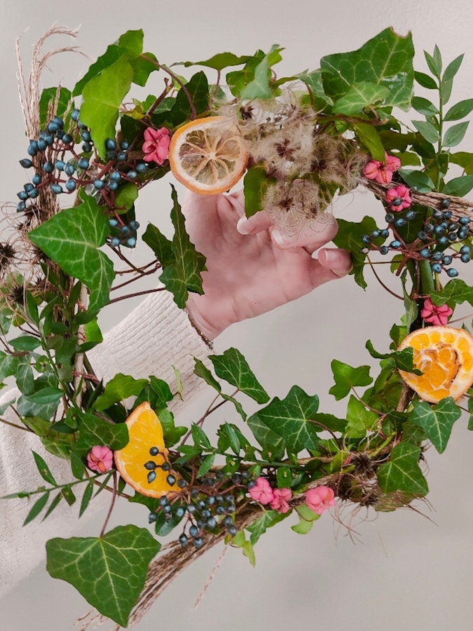 Tressez une couronne sauvage de Noël