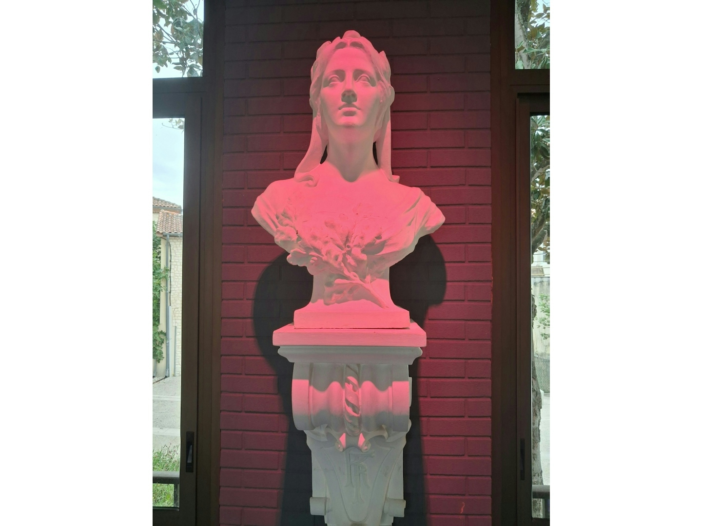 À Boé, Marianne se pare de rose pour Octobre Rose