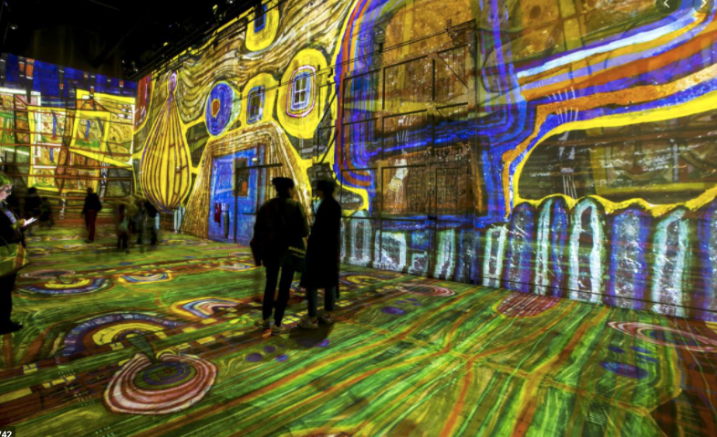 Spectacle son et lumières sur la place de la mairie tous les vendredis soirs pendant tout l'été